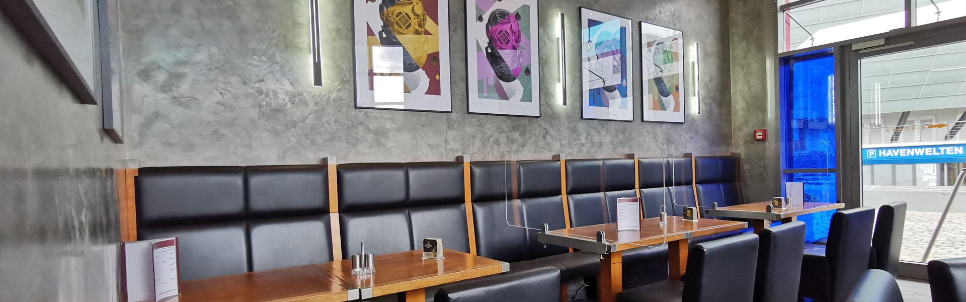 Lounge mit Bank an der Wand